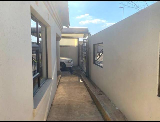 3 BEDROOM HOUSE FOR SALE IN MEADOWLANDS